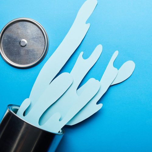 Faux pot de peinture artistique. La peinture est réalisée avec du métal et une peinture.