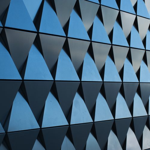 Façade en métal. Pliage et usinage.